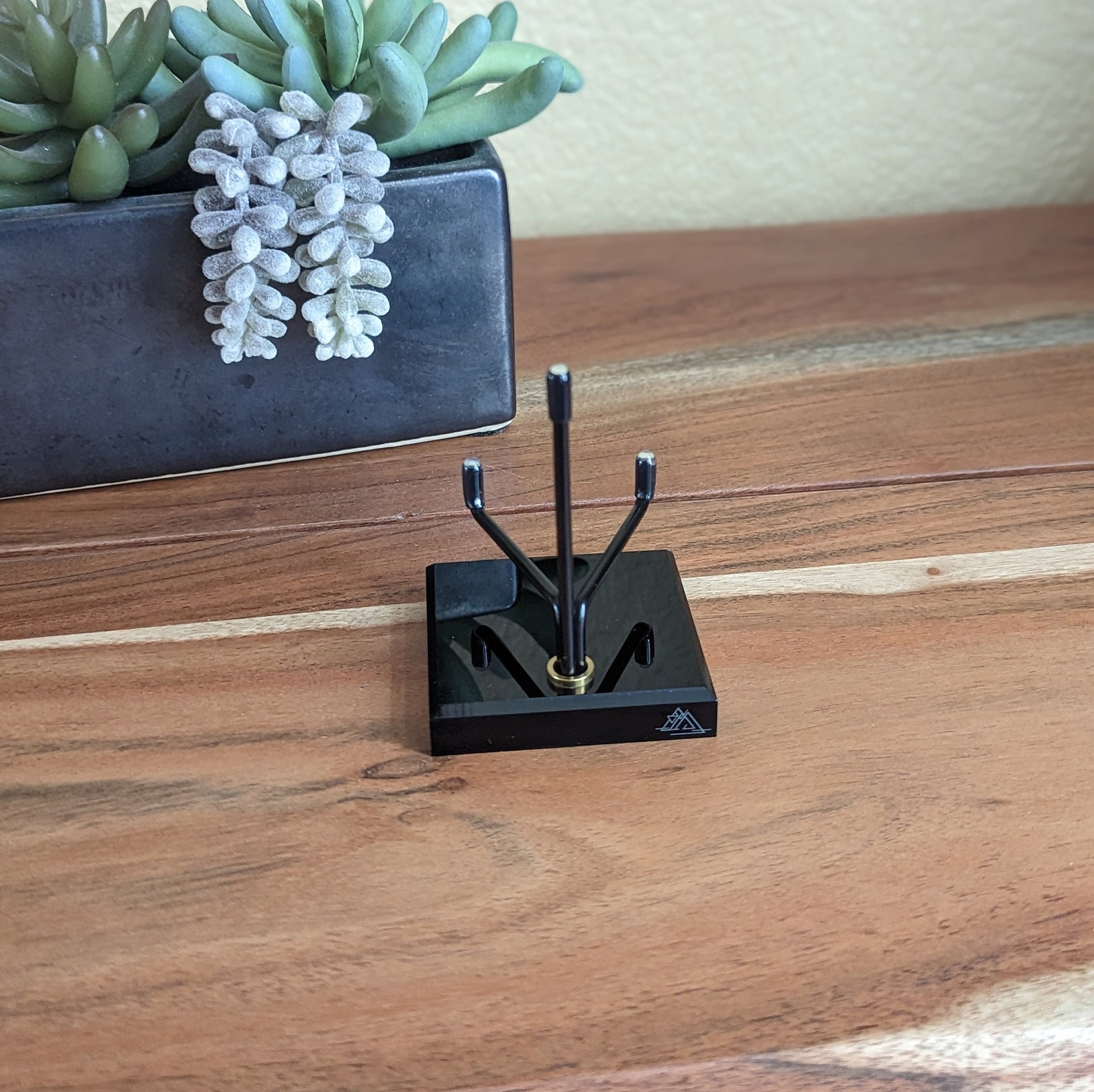 Expositor de minerales de tamaño 4: Roca acrílica negra - Etsy México