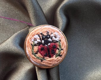 Anillo ajustable con bordado a mano de mariquita
