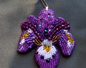 Collar con colgante de cuentas bordado a mano con iris morado