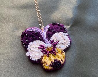 Colgante de collar con cuentas bordadas a mano con diseño de pensamiento morado