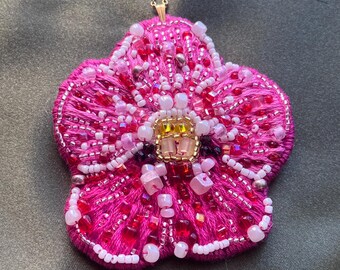 Collar con colgante de orquídea rosa bordado a mano con cuentas