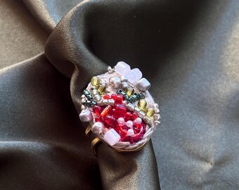 Anillo llamativo con diseño de granada bordado a mano y base ajustable de acero inoxidable.