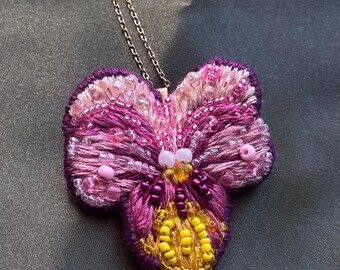 Colgante de collar con cuentas y bordado a mano con diseño de pensamiento rosa