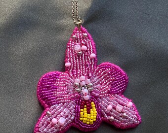 Collar con colgante de orquídea rosa bordado a mano con cuentas