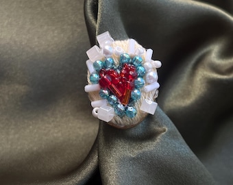 Anillo de corazón bordado a mano, base ajustable de acero inoxidable, cuentas vintage.