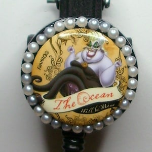 Ursula badge reel with white pearls