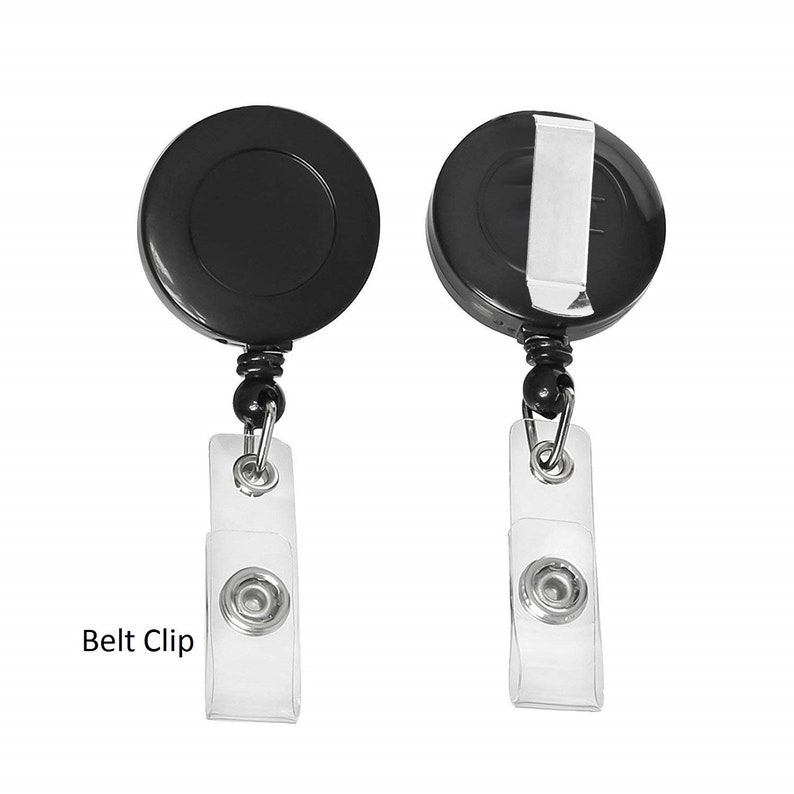 Puede incluir: Dos portatarjetas retr&aacute;ctiles negros con clips de tarjeta de pl&aacute;stico transparente. Uno muestra la parte posterior del soporte y el otro un clip de cintur&oacute;n de metal plateado. El texto "Belt Clip" es visible en la parte inferior izquierda.