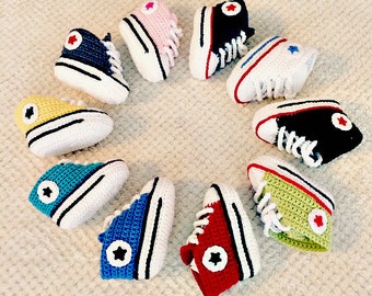 Stivaletti converse fatti a mano in maglia per bambine e ragazzi / Patucos de conversare para bebes hechos a mano