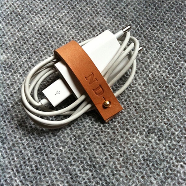 Organiseur de câble / chargeur / écouteur personnalisé à vos initiales en cuir naturel. Made in France.