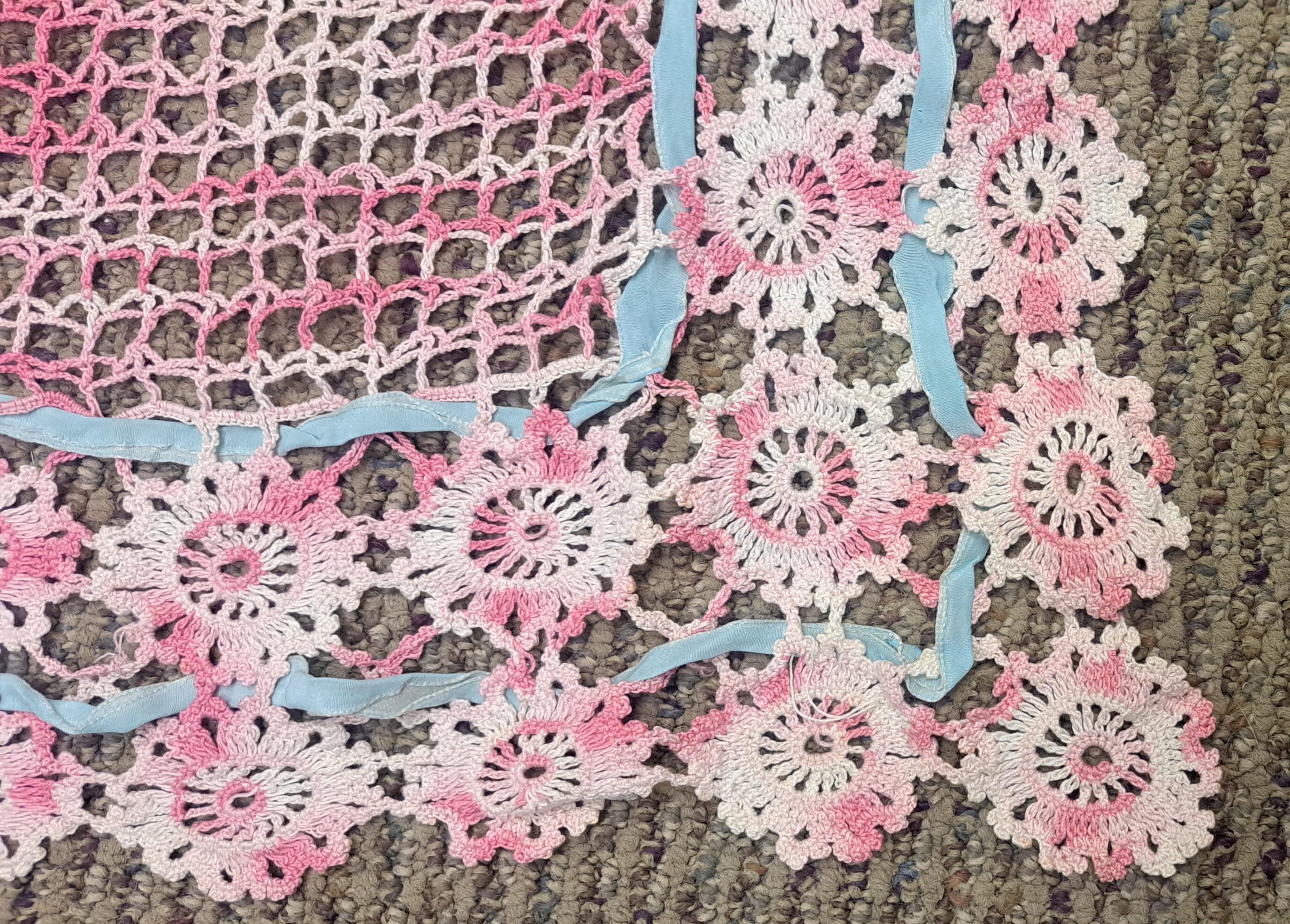 ローズピンクと白のまだら模様の28インチ四方の手編みブランケット