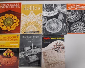 Può includere: Una collezione di libri di modelli di tovagliette all'uncinetto vintage. Le copertine presentano vari disegni di tovagliette, tra cui motivi floreali, geometrici e arricciati. I libri sono intitolati "Floral Doilies for Crocheting", "Doilies", "Old and New Favorites Doilies", "Old Time Crochet Patterns & Designs", "New Crochet Designs" e "Ruffled Doilies".