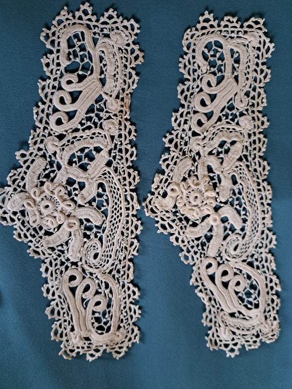 4 pairs of lace cuffs