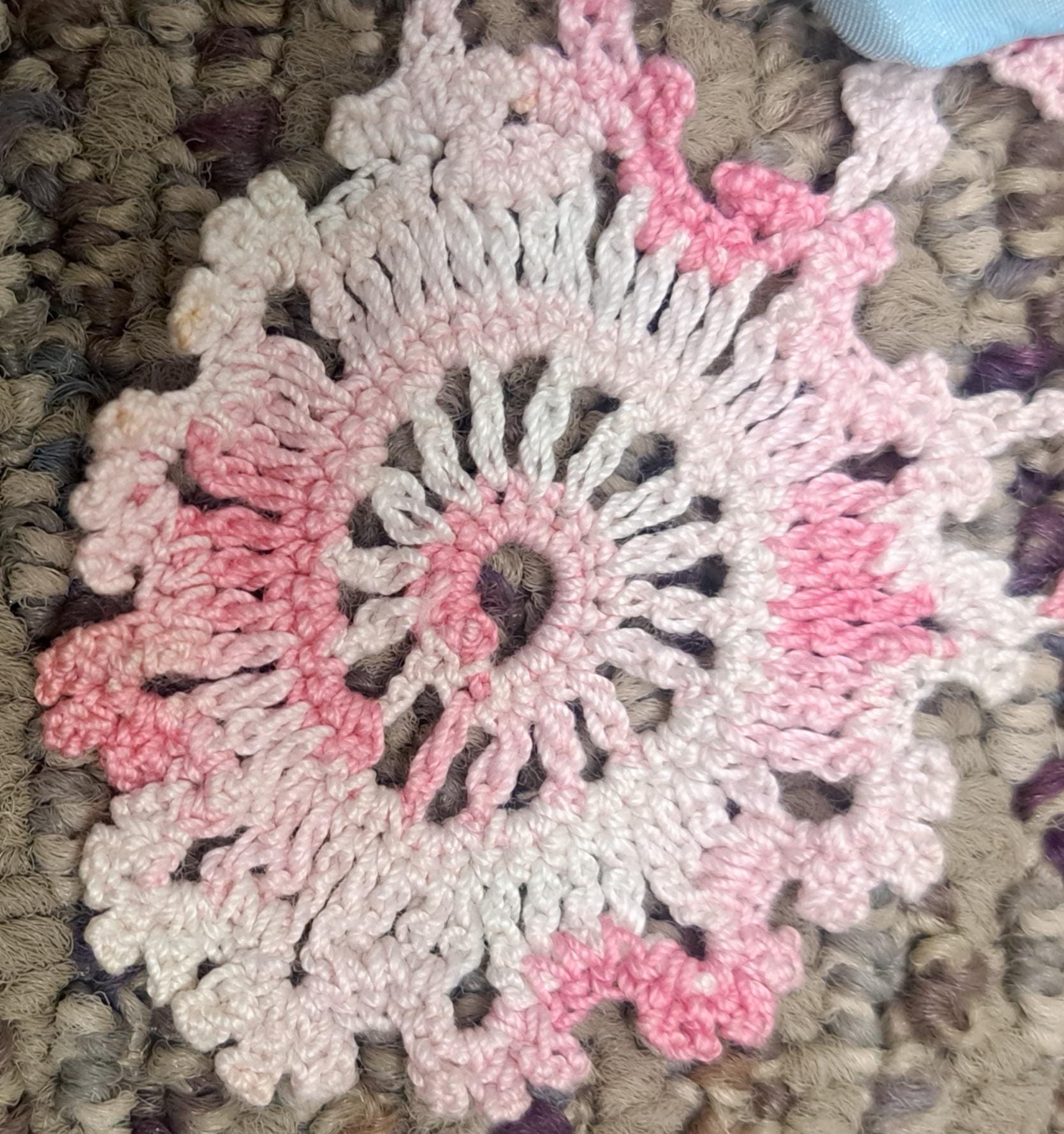 ローズピンクと白のまだら模様の28インチ四方の手編みブランケット