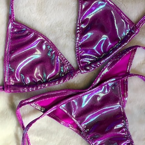 Nuovo costume da allenamento in posa per la competizione Bikini olografico plumeria slip regolabili