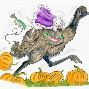 Puede incluir: Un em&uacute; marr&oacute;n con un hur&oacute;n vestido de morado montando en su espalda, corriendo por un campo de calabazas naranjas. El hur&oacute;n sostiene una ca&ntilde;a de pescar con un pez verde y rojo.