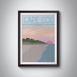 Könnte beinhalten: Ein Vintage-Reiseposter mit einem Sonnenuntergang über einem Strand mit einer Reihe von Häusern auf einem Hügel. Das Poster trägt den Titel "CAPE COD MASSACHUSETTS".
