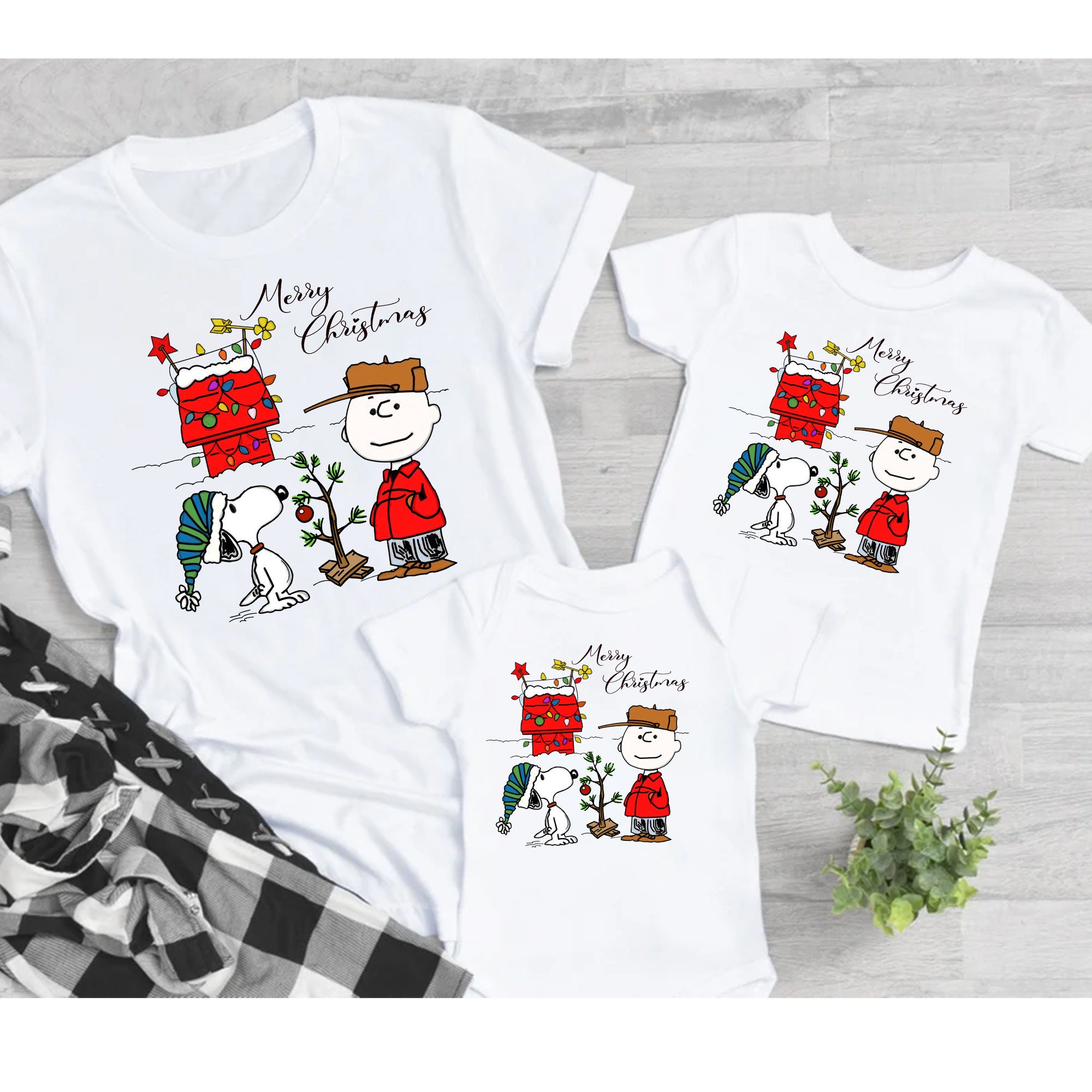 Discover Merry Christmas Snoopy Hund Charlie Braun T-Shirt