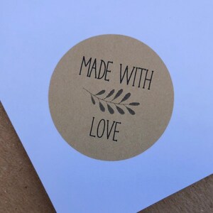 Autocollant Made with Love | 1,5 pouces 30 pièces Autocollants Kraft | Étiquettes d’emballage | Autocollant rond fait à la main | fait à la main avec amour