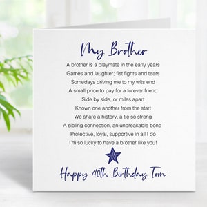 Pu&ograve; includere: Un biglietto con una stella blu e il testo "My Brother" e una poesia sul legame tra fratelli. Il biglietto dice anche "Happy 40th Birthday Tom".