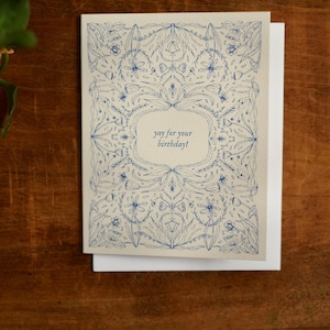 Blaue Geburtstagskarte – Handillustriertes Blumendesign – Blaue Blumenkarte – A2 Blanko-Begrüßung – Von der Natur inspiriertes Briefpapier