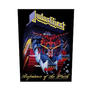 Peut inclure: Un patch noir avec une illustration rouge, bleue et jaune d'un monstre avec des cornes et des griffes. Le texte "Judas Priest" est en jaune et le texte "Defenders of the Faith" est en or.