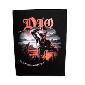 Könnte beinhalten: Schwarzer Bügel-Patch mit einem roten und weißen Bild einer gehörnten Figur mit Ketten und dem Wort "DIO" in roter gotischer Schrift.