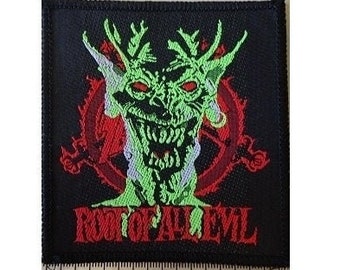 Peut inclure: Patch brodé noir avec un monstre vert aux cornes et un cercle rouge avec un pentagramme et des os croisés. Le texte "Root of All Evil" est en rouge.