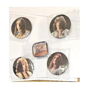 Status Quo x 5 vintage badges.  Gezichten van bandleden en een vierkante End of the Road-badge.  Vintage en verzamelobjecten.  Zeldzame ontwerpen