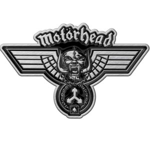 Könnte beinhalten: Ein silbernes und schwarzes Emblem mit dem Wort "Motörhead" in einer stilisierten Schriftart. Das Design zeigt einen Schädel mit Hörnern und Flügeln, eine Kette und ein Pik-Symbol, ideal für Band-Merchandise.