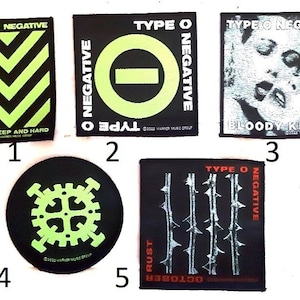 Peut inclure: Cinq patchs brodés noirs et verts avec le nom du groupe "Type O Negative" et différents titres d'albums. Les patchs comprennent "Slow, Deep and Hard", "Bloody Kisses", "Rust" et "October Rust".
