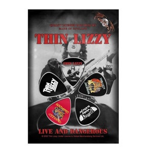 以下が含まれることがあります： Thin Lizzyのアルバムアートが描かれたギターピック5枚セット。ピックは黒と赤で、白い文字と画像が描かれています。ピックは星形に配置されています。ピックの下には「LIVE AND DANGEROUS」の文字が印刷されています。