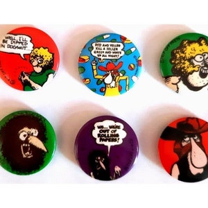 Könnte beinhalten: Sechs bunte runde Ansteckbuttons mit Cartoon-Illustrationen und Text. Die Buttons zeigen verschiedene Charaktere und Phrasen, darunter "Well, I'll be dipped in dogshit..." und "We... were out of rolling papers!"