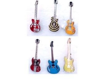 ÉPINGLES DE GUITARE Vous choisissez le design. Insigne en forme de guitare en émail, tous numérotés, vous choisissez le numéro