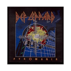 Peut inclure: Patch brodé noir et jaune avec le nom du groupe "Def Leppard" et le titre de l'album "Pyromania" en lettres jaunes. Le patch présente un graphique rouge, jaune et bleu d'une cible avec un réticule.