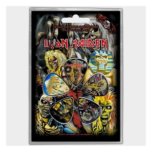 Pu&ograve; includere: Un set di sei plettri per chitarra con diverse immagini della band heavy metal Iron Maiden. I plettri sono disposti a forma di fiore e sono confezionati in un sacchetto di plastica trasparente con sfondo nero. Il sacchetto riporta il nome e il logo della band, insieme al testo "Quality Licensed Plectrum Set Made in England".