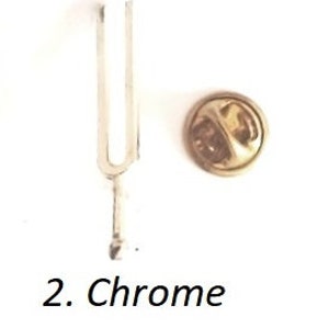 Puede incluir: Un pin de diapas&oacute;n plateado con un respaldo de pin redondo de color dorado. El pin es un accesorio de m&uacute;sica popular.