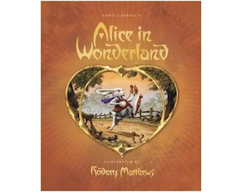 Puede incluir: Una portada de libro con un marco en forma de corazón que presenta un conejo blanco sosteniendo un reloj de bolsillo y un corazón rojo. El título "Alicia en el país de las maravillas" está escrito en letras doradas con el nombre del autor "Lewis Carroll's" arriba. El nombre del ilustrador "Rodney Matthews" está escrito en letras doradas debajo del marco.