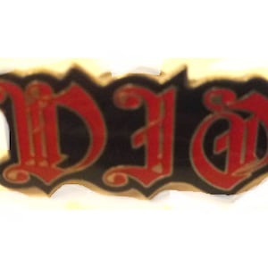 Puede incluir: Un pin de metal rojo y negro con la palabra "DIG" en una fuente estilizada.