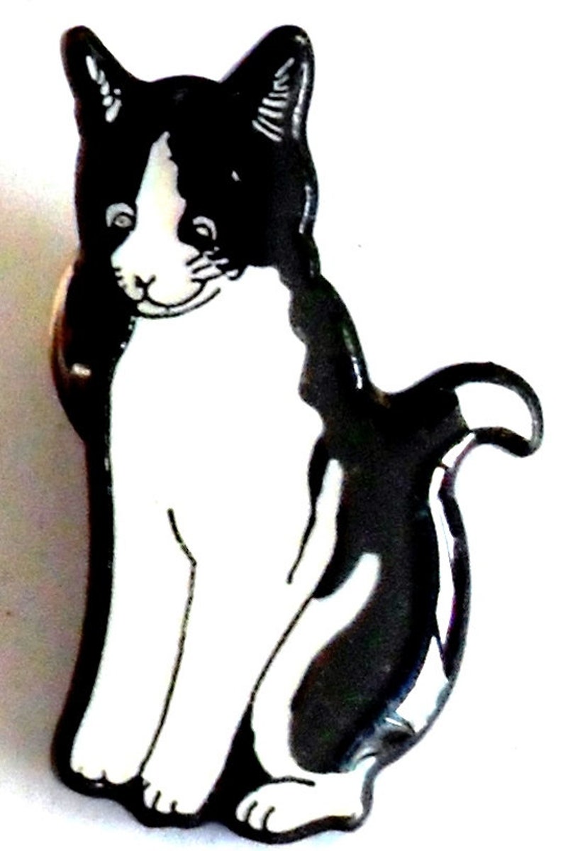 Cat sitting metal enamel badge. Cat pin