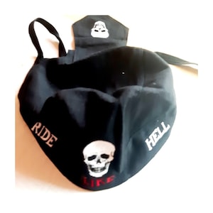 Puede incluir: Bandana negra con un gráfico de calavera y huesos blancos y el texto "Ride Like Hell".