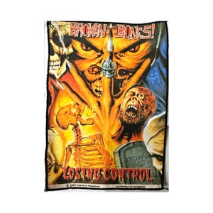 Könnte beinhalten: Ein rechteckiger Aufnäher mit Horror-Design. Der Aufnäher zeigt einen feurigen orange-gelben Hintergrund mit einem Schädel, einem Skelett und schreienden Gesichtern. Der Text enthält "BROKEN BONES!" und "LOSING CONTROL."
