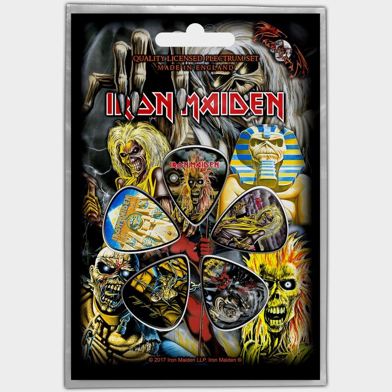 Pu&ograve; includere: Un set di sei plettri per chitarra con varie immagini della band heavy metal Iron Maiden. I plettri sono disposti a forma di fiore e hanno uno sfondo nero con accenti gialli, rossi e blu. Il testo "Iron Maiden" &egrave; stampato in grandi lettere nella parte superiore dell'immagine. Il testo "Quality Licensed Plectrum Set Made in England" &egrave; stampato in lettere pi&ugrave; piccole sotto il nome della band. Il testo "2017 Iron Maiden LLP, Iron Maiden &copy;" &egrave; stampato in piccole lettere nella parte inferiore dell'immagine.
