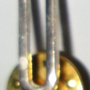 Puede incluir: Un diapas&oacute;n de plata con una base redonda dorada. El diapas&oacute;n se utiliza para crear un tono espec&iacute;fico para instrumentos musicales.