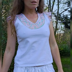 Vit broderad Icaros-tröja | Sacred Shipibo Art (liten)