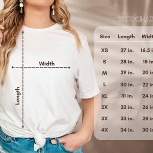 K&ouml;nnte beinhalten: Gr&ouml;&szlig;entabelle f&uuml;r ein wei&szlig;es T-Shirt mit Ma&szlig;en in Zoll f&uuml;r die Gr&ouml;&szlig;en XS, S, M, L, XL, 2X, 3X und 4X. Die Tabelle zeigt die L&auml;nge und Breite jeder Gr&ouml;&szlig;e.