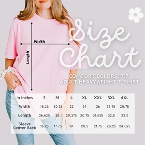 K&ouml;nnte beinhalten: Gr&ouml;&szlig;entabelle f&uuml;r schwere T-Shirts f&uuml;r Erwachsene in Comfort Colors 1717. Die Tabelle zeigt die Ma&szlig;e in Zoll f&uuml;r Breite, L&auml;nge, &Auml;rmel und R&uuml;ckenmitte f&uuml;r die Gr&ouml;&szlig;en S, M, L, XL, XXL, 3XL und 4XL.