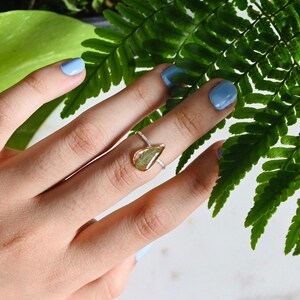 Sebas Dainty Fern Ring, Silver Plant Resin Ring, Green Fern Ring, Leaf Ring, Botanical Jewelry, Silver Statement Ring, Dried Fern Jewelry 画像 3