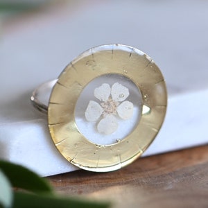 Extravagante anillo floral de resina con una flor blanca seca imagen 2