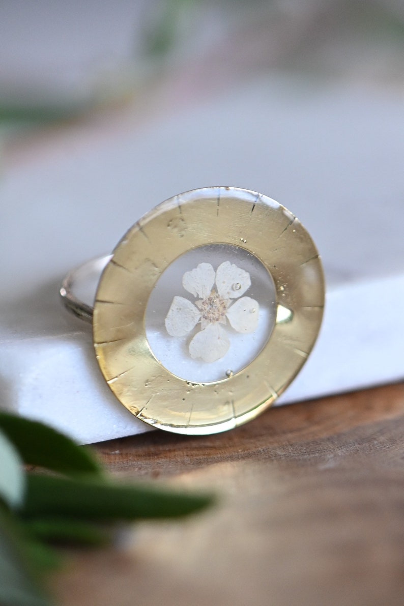 Extravagant floral resin ring with a dried white blossom flower image 2