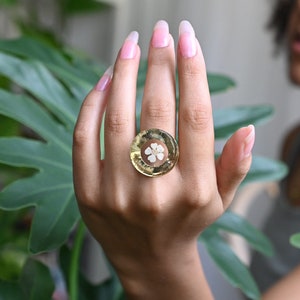 Extravagante anillo floral de resina con una flor blanca seca imagen 1